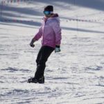 Kind auf Snowboard